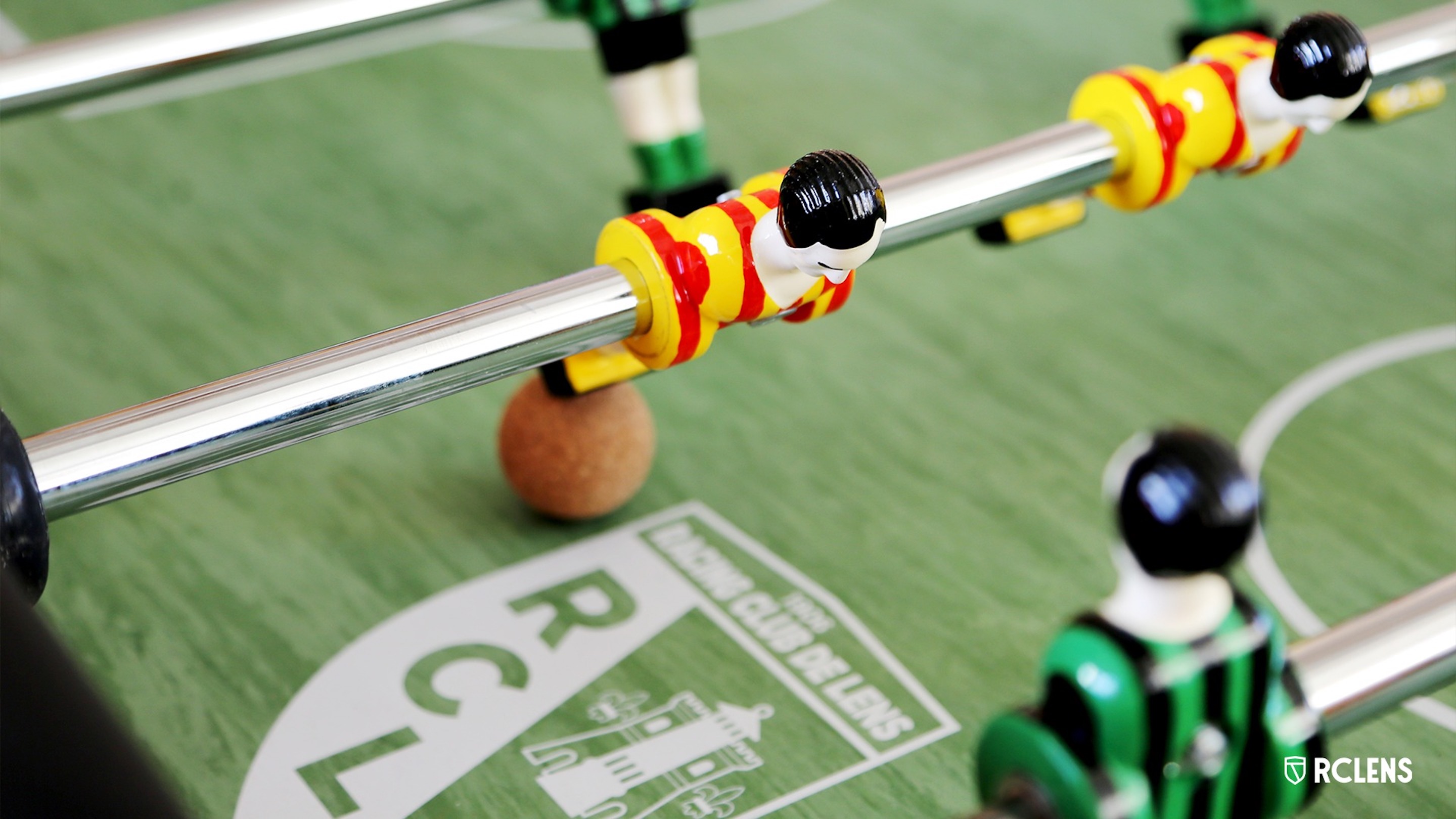 Table football player in Sang & Or colours with cork ball
