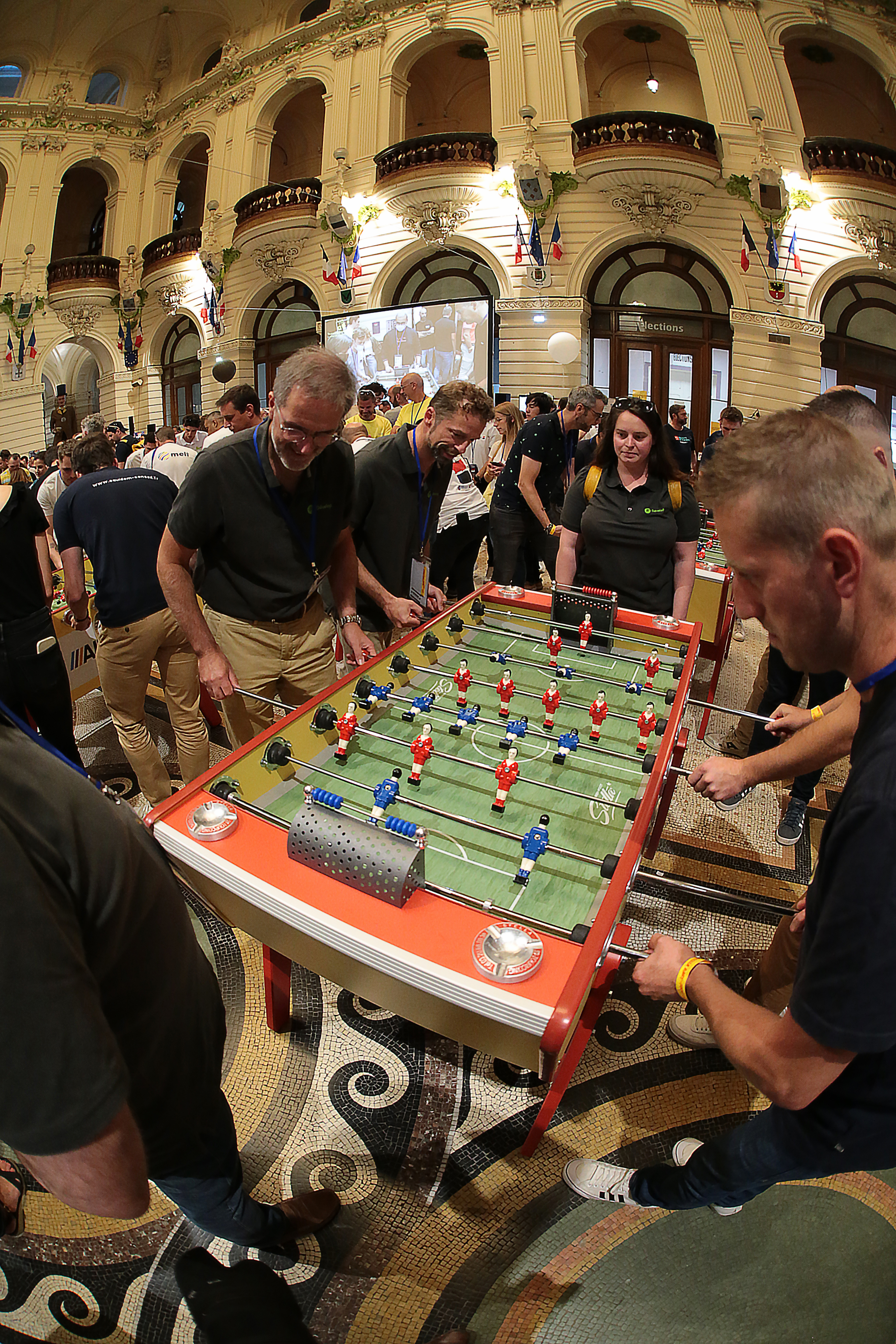 Equipe talentplug entrain de jouer au babyfoot