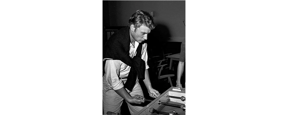 Johnny qui joue au babyfoot